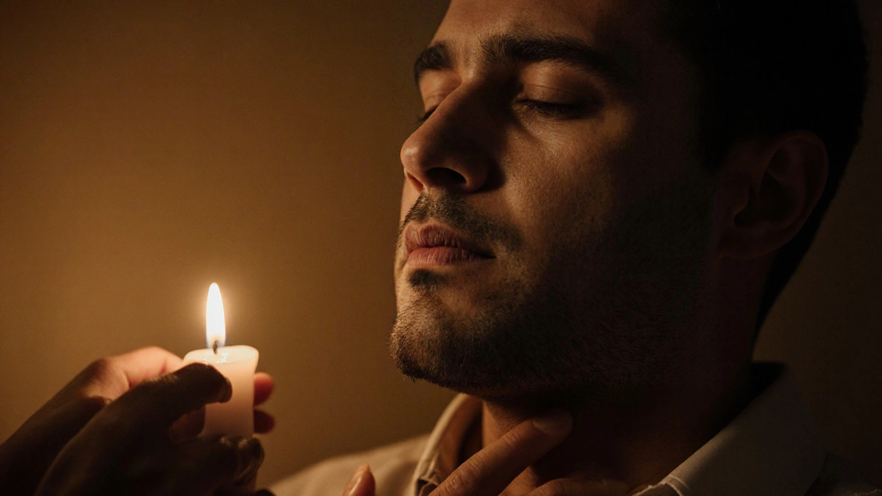 Tichá scéna: muž s slzami na tváři, klidně dýchá, ruka leží na prsou, v pozadí terapeutova ruka nekouká na tělo.