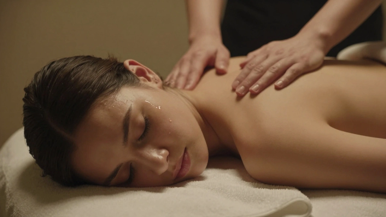 Osoba na masážním stole, slzy na tváři, ruce terapeuty nad tělem — okamžik emočního uvolnění.